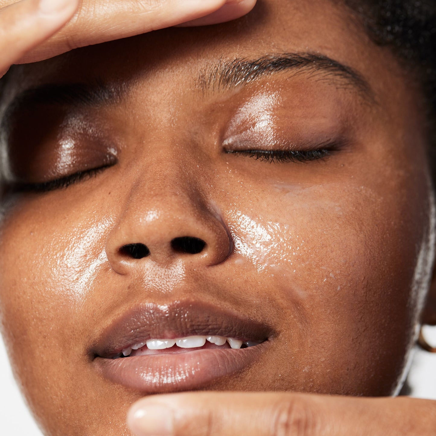 holy-hydration-makeup-melting-cleansing-balm-b7 040822_Model_HH-Cleansingbalm_044_RT2-V1_IGF_6a40ae53-ccc2-4a83-9d08-7c99f2dc2b4b.jpg