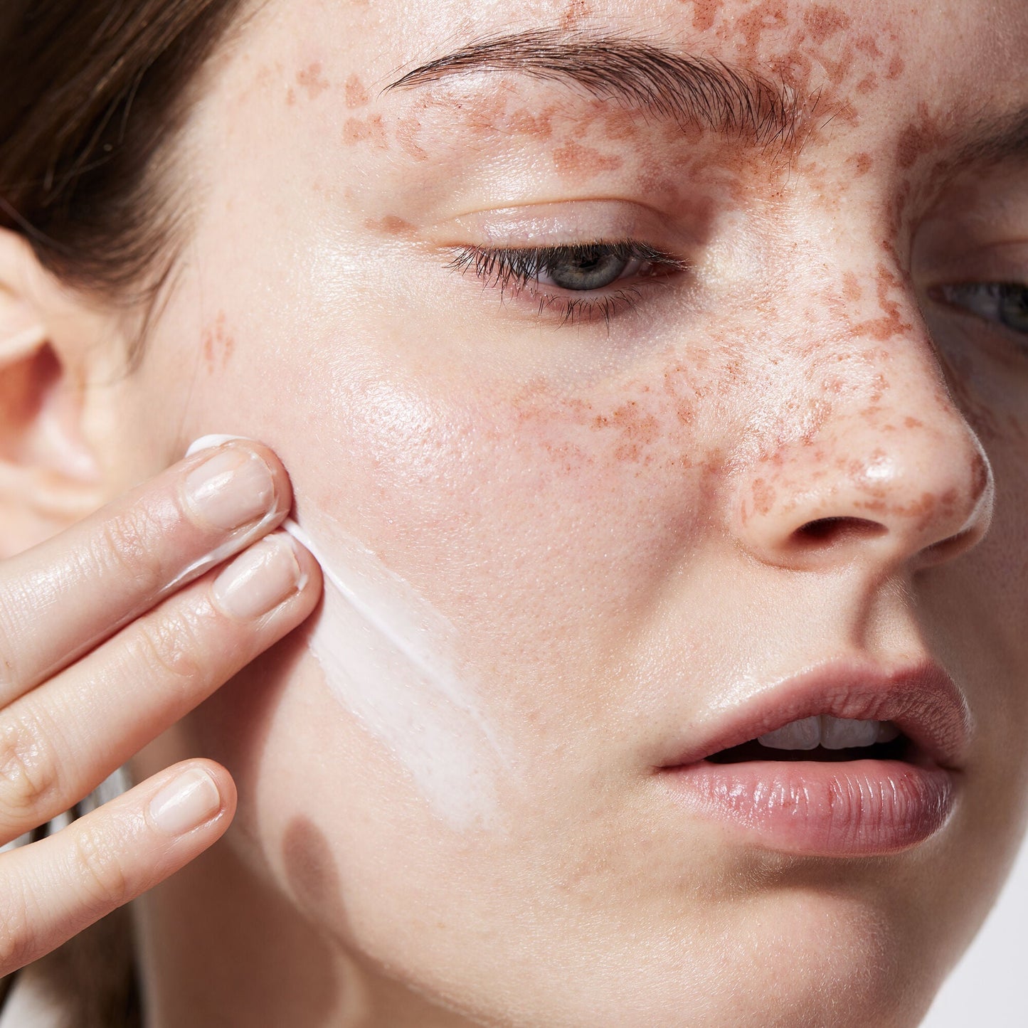 holy-hydration-face-cream-m5 040822_Model_HH-FaceCream_091_RT2-V1_IGF_38740f4c-997d-4161-a3bd-3457855e993f.jpg