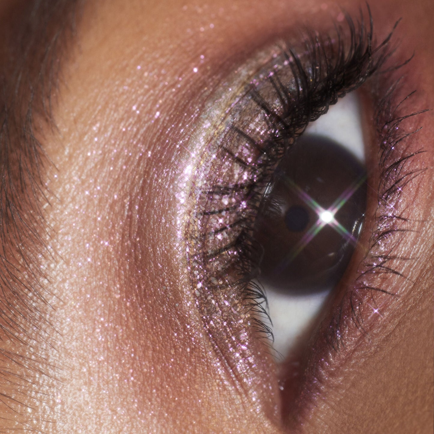 duochrome-liquid-eyeshadow-l1 061223_Chi_SparkPink_0023_FINAL_RGB_IGF.jpg