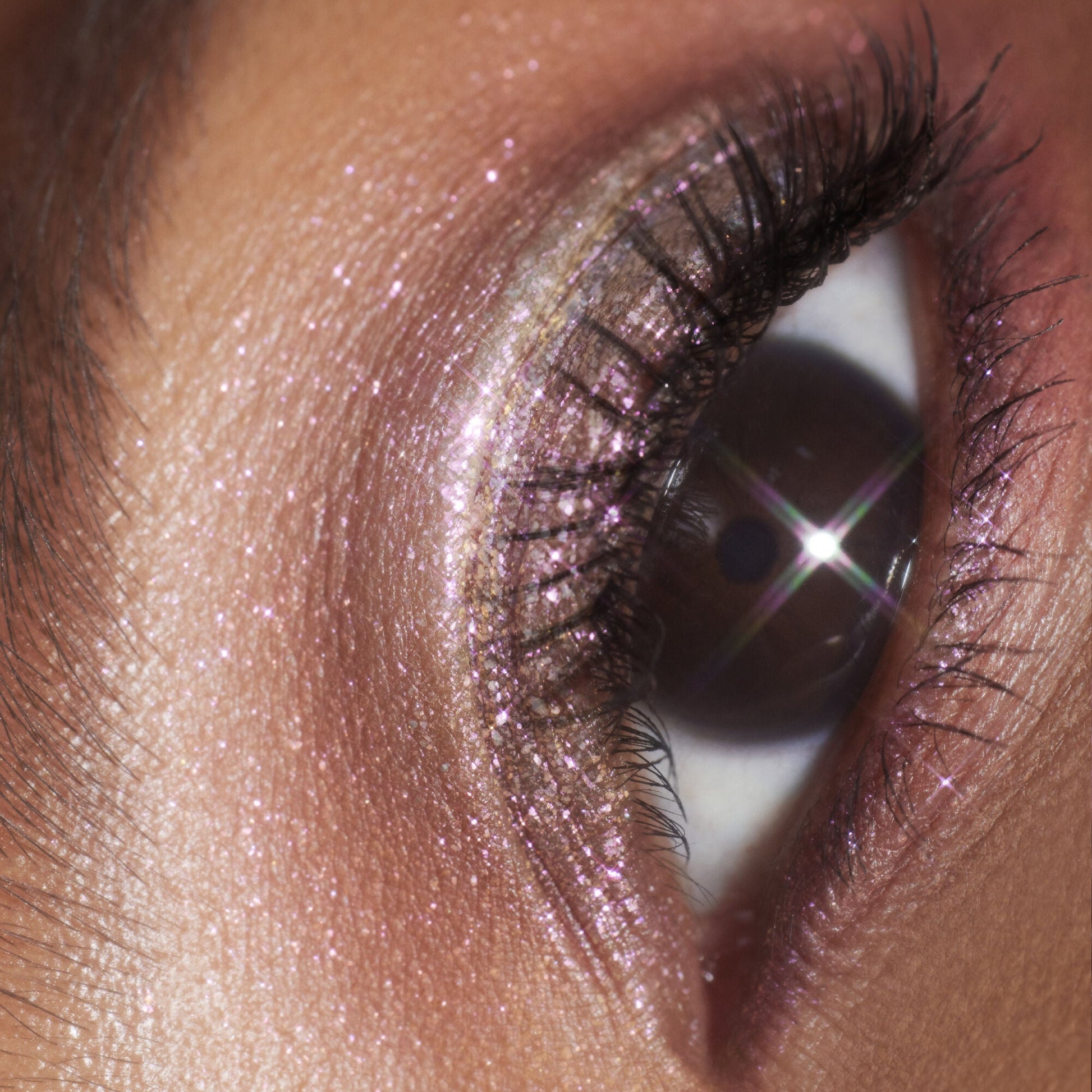 duochrome-liquid-eyeshadow-l1 061223_Chi_SparkPink_0023_FINAL_RGB_IGF.jpg