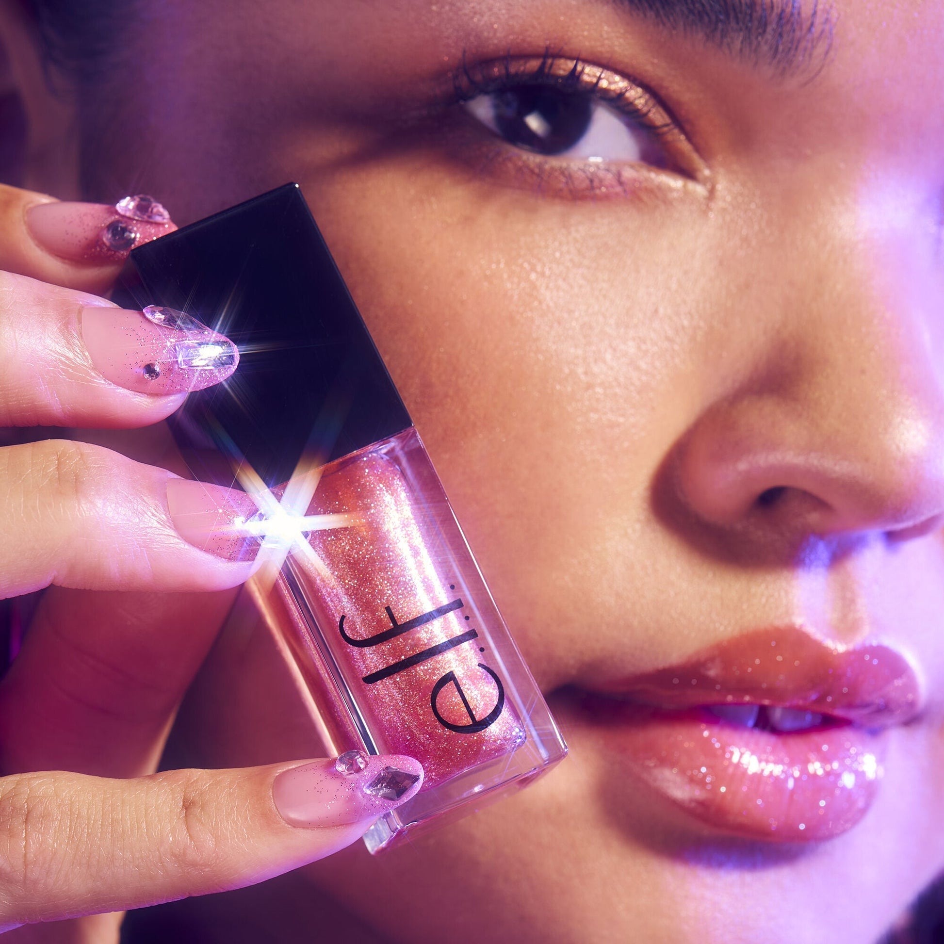 glow-reviver-plumping-lip-oil-f3 072225_Breanna_LipPlump_0391_2000x2000_0613e084-a418-44f9-b40d-c461b7a4b6db.jpg