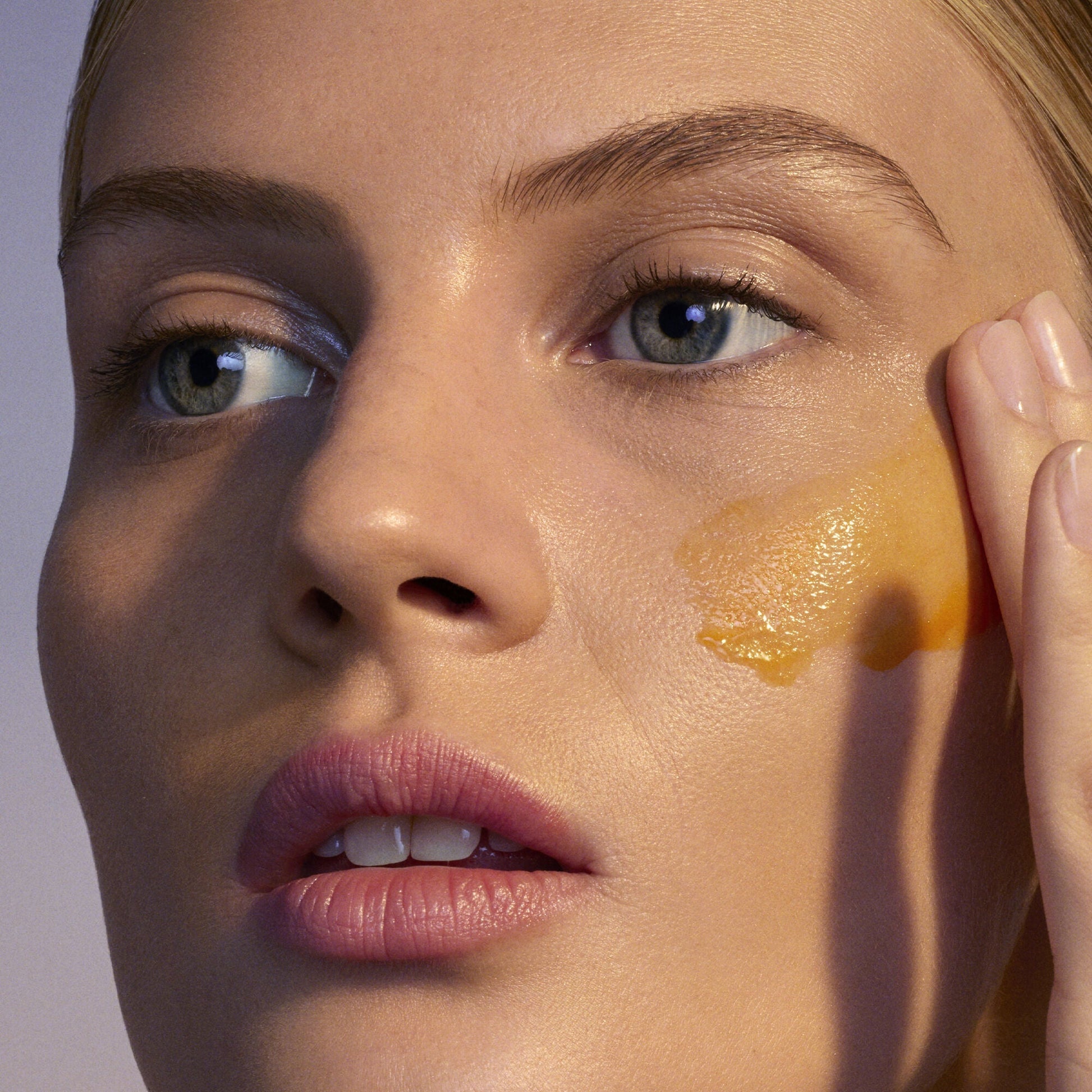 youth-boosting-advanced-night-retinoid-serum-f0 080222_Florence_ANR_0403_IGF_V2.jpg