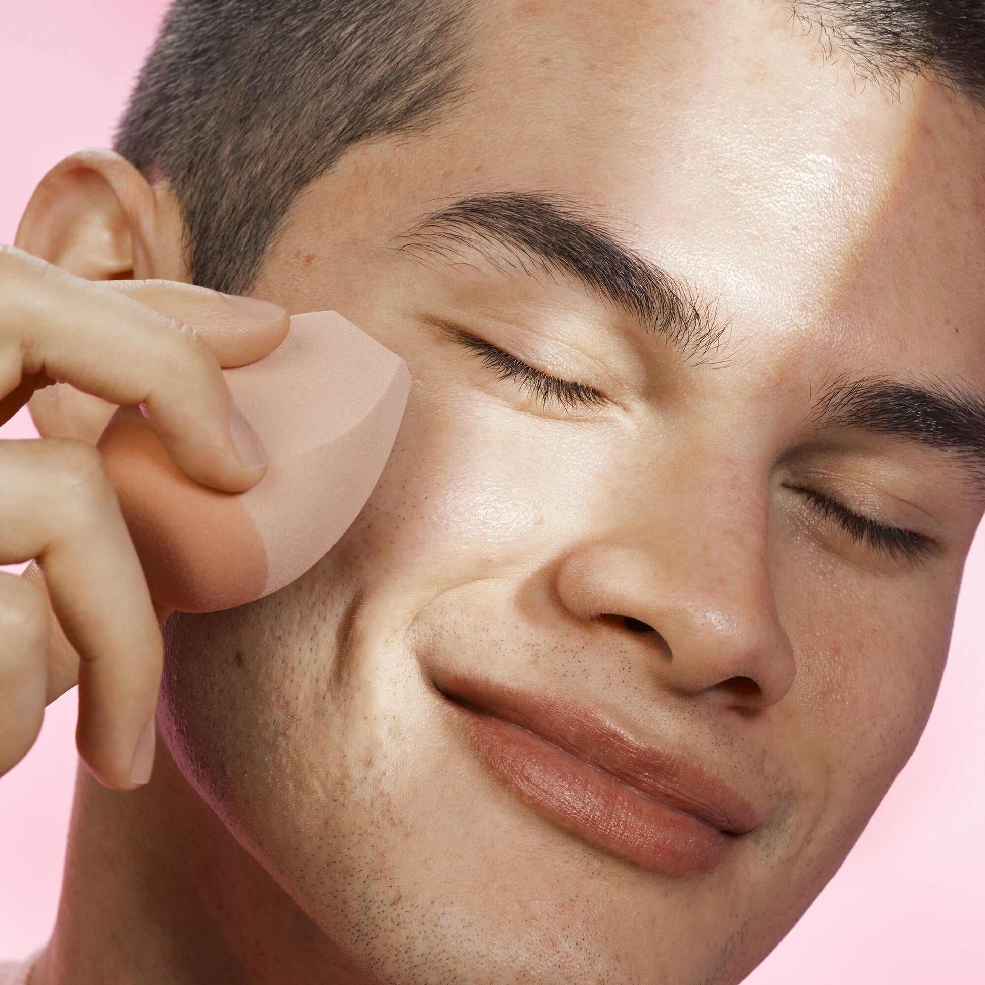 halo-glow-angled-silicone-face-sponge-s4 102124_HGST_Alfredo_Application_0134_v2_RGB_IGF.jpg