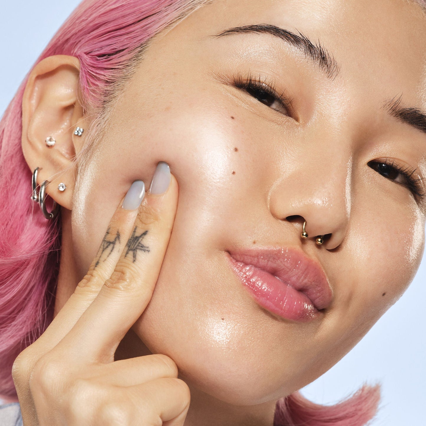 glass-slick-serum-stick-u9 102225_SKIN_Michelle_Editorial_015_w4QC_RGB_IGF_42f2efa3-c76d-440b-9883-58026346f35b.jpg