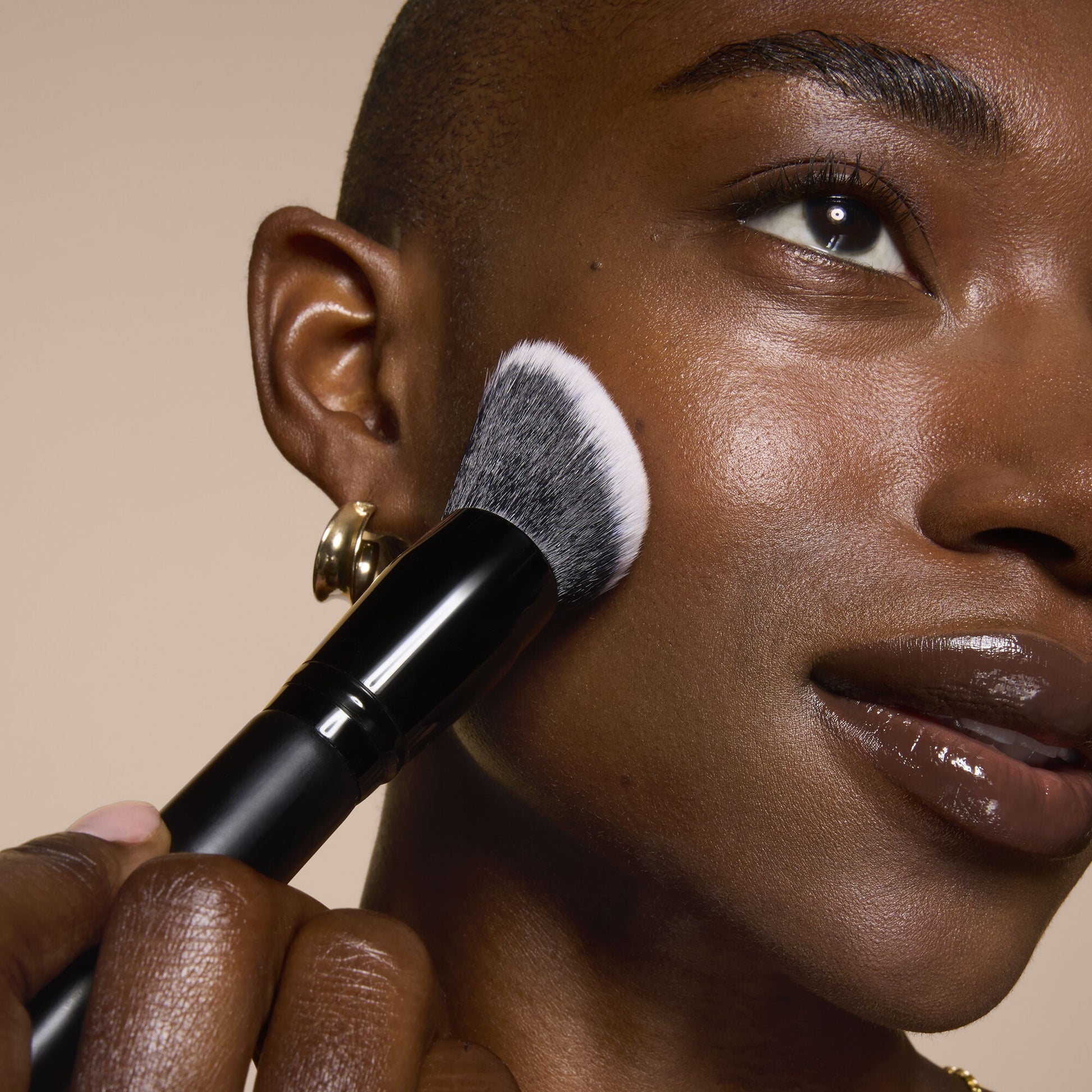 smooth-swipe-foundation-brush-x2 81456_MOM_SMOOTH_SWIPE_FOUNDATION_BRUSH_TOOL_SHOT_IYANNA_0169_V4.jpg