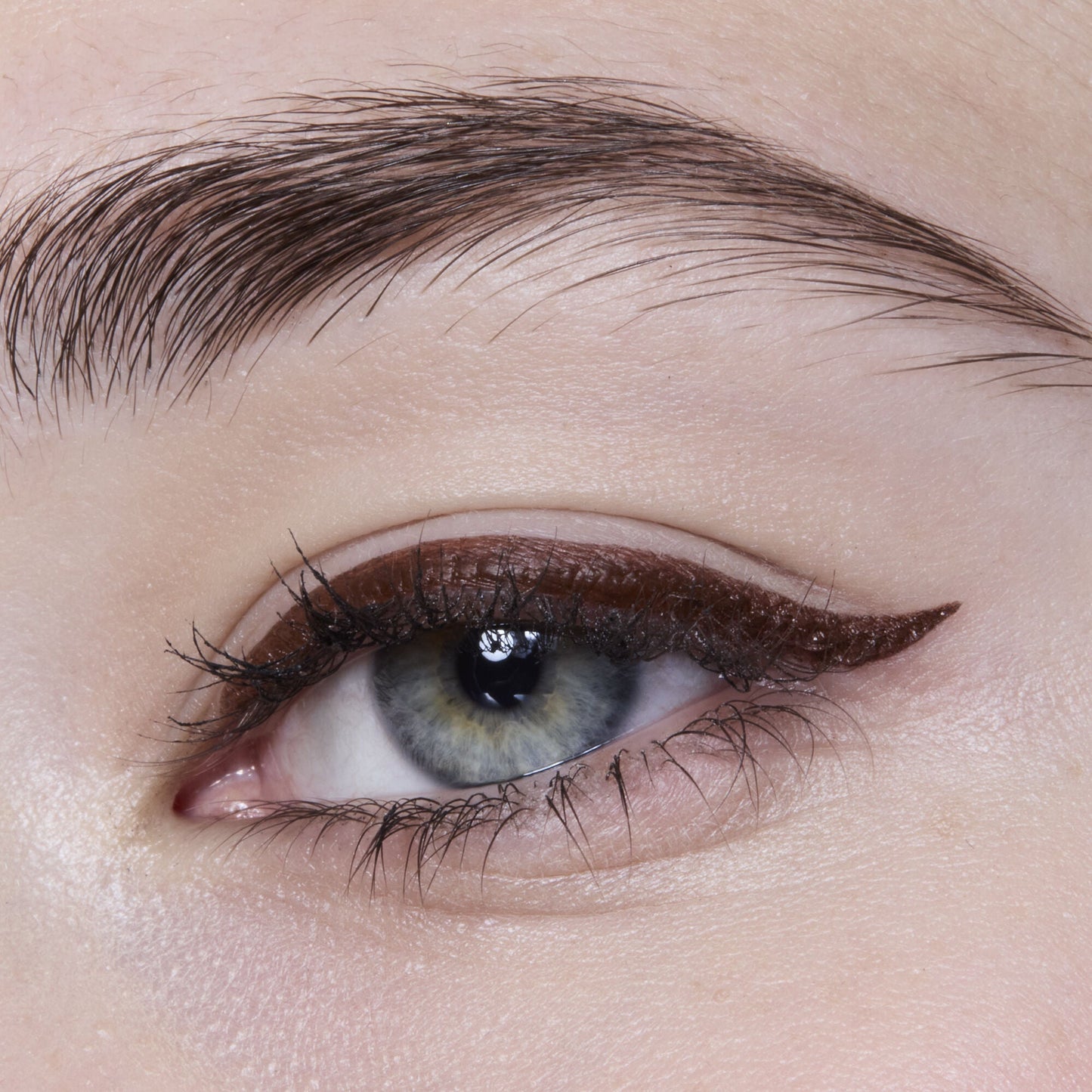 h2o-proof-eyeliner-pen-b2 81606_H20_PROOF_EYELINER_20PEN_CHESTNUT_MOM_BROWN_JORDAN_0029_v3.jpg