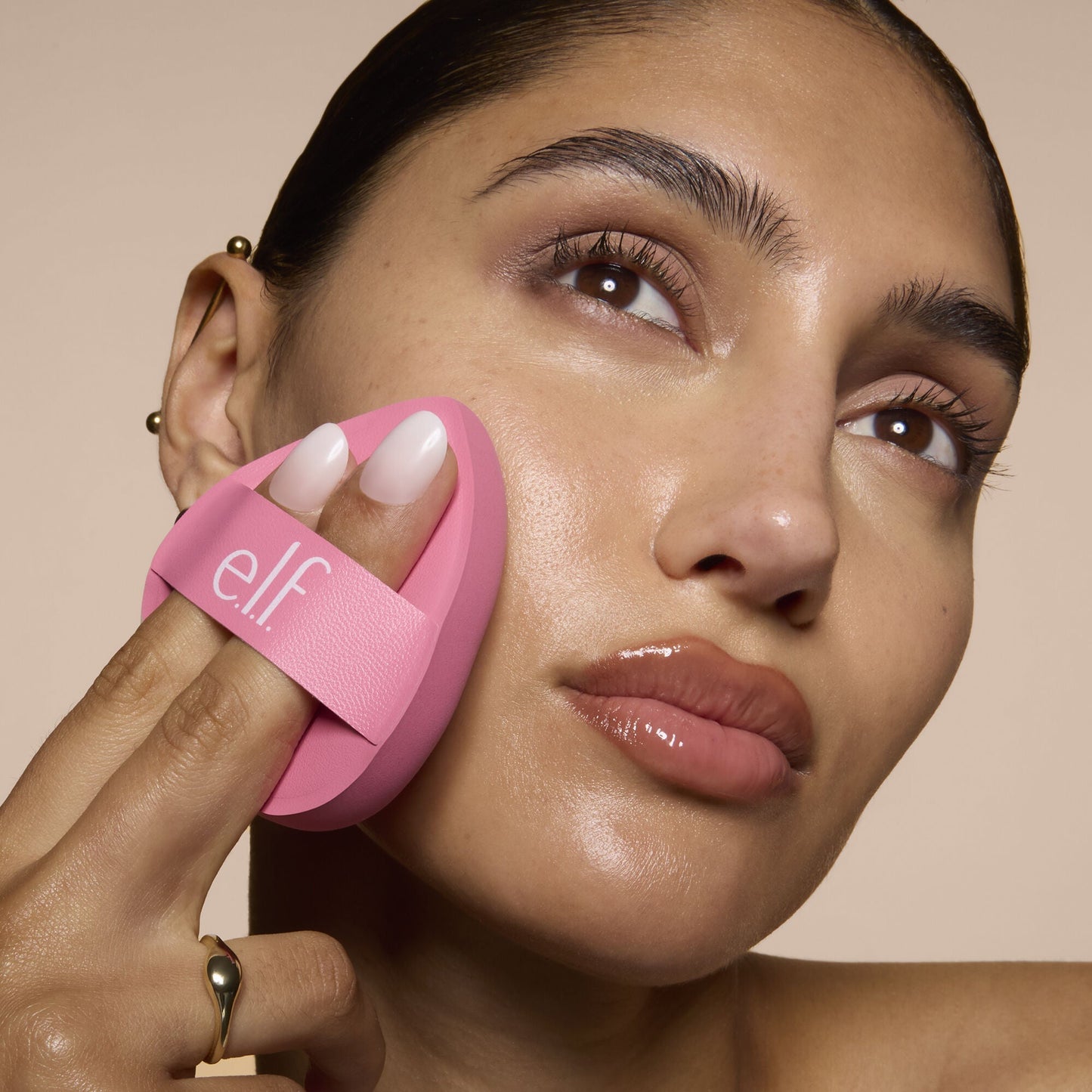pillow-puff-foundation-sponge-p4 81838_MOM_PILLOW_PUFF_FOUNDATION_SPONGE_TOOL_SHOT_SONALI_0126_V2.jpg