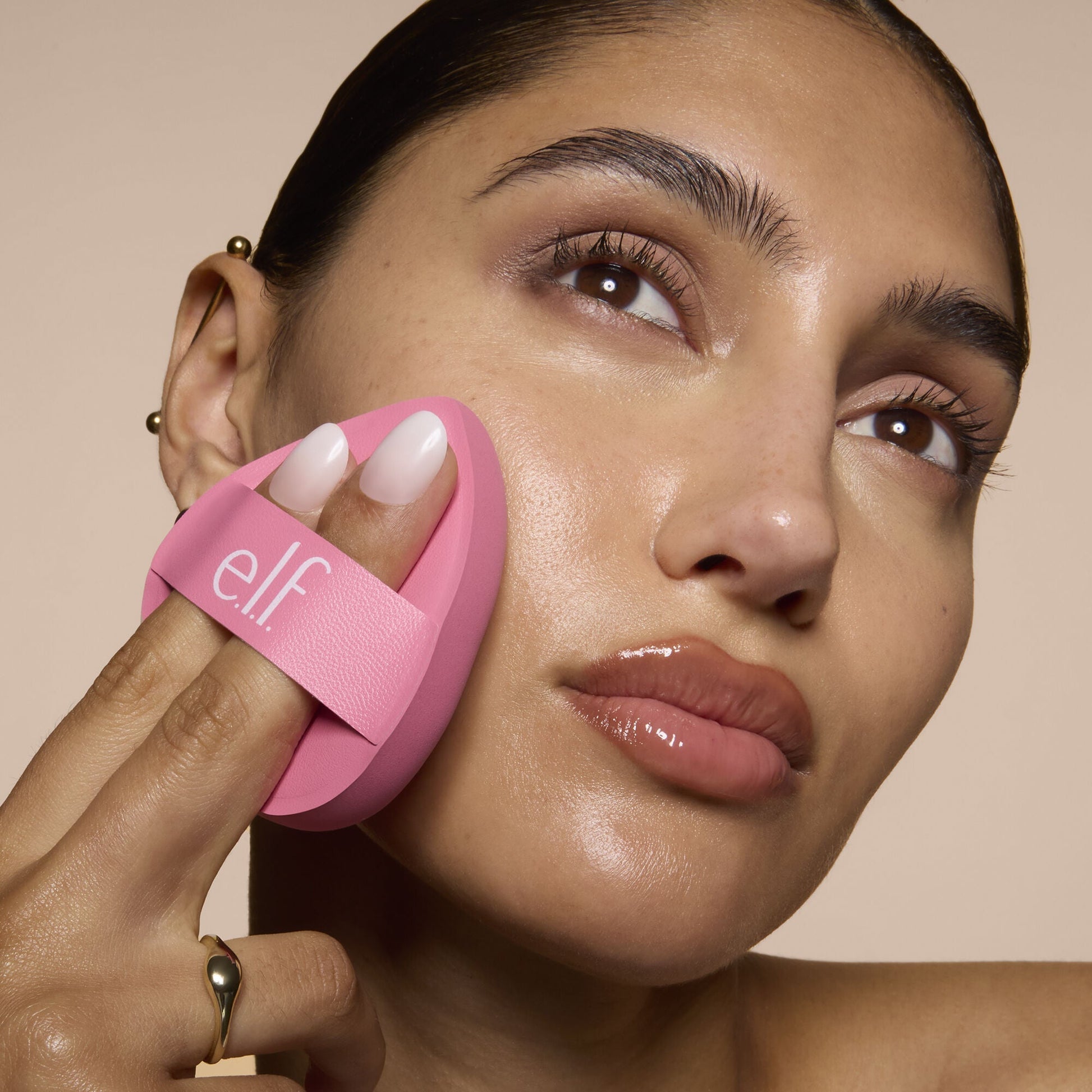 pillow-puff-foundation-sponge-p4 81838_MOM_PILLOW_PUFF_FOUNDATION_SPONGE_TOOL_SHOT_SONALI_0126_V2.jpg