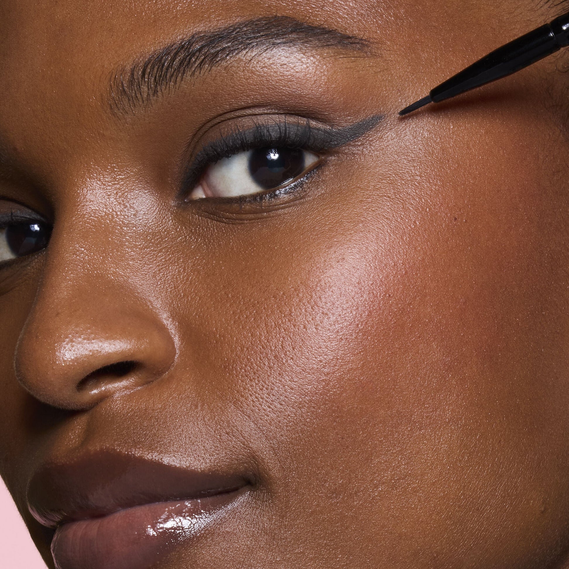 ultra-fine-eyeliner-brush-g2 81915_ULTRA_FINE_EYELINER_BRUSH_TOOL_SHOT_MOM_TSHECA_0120_v2.jpg