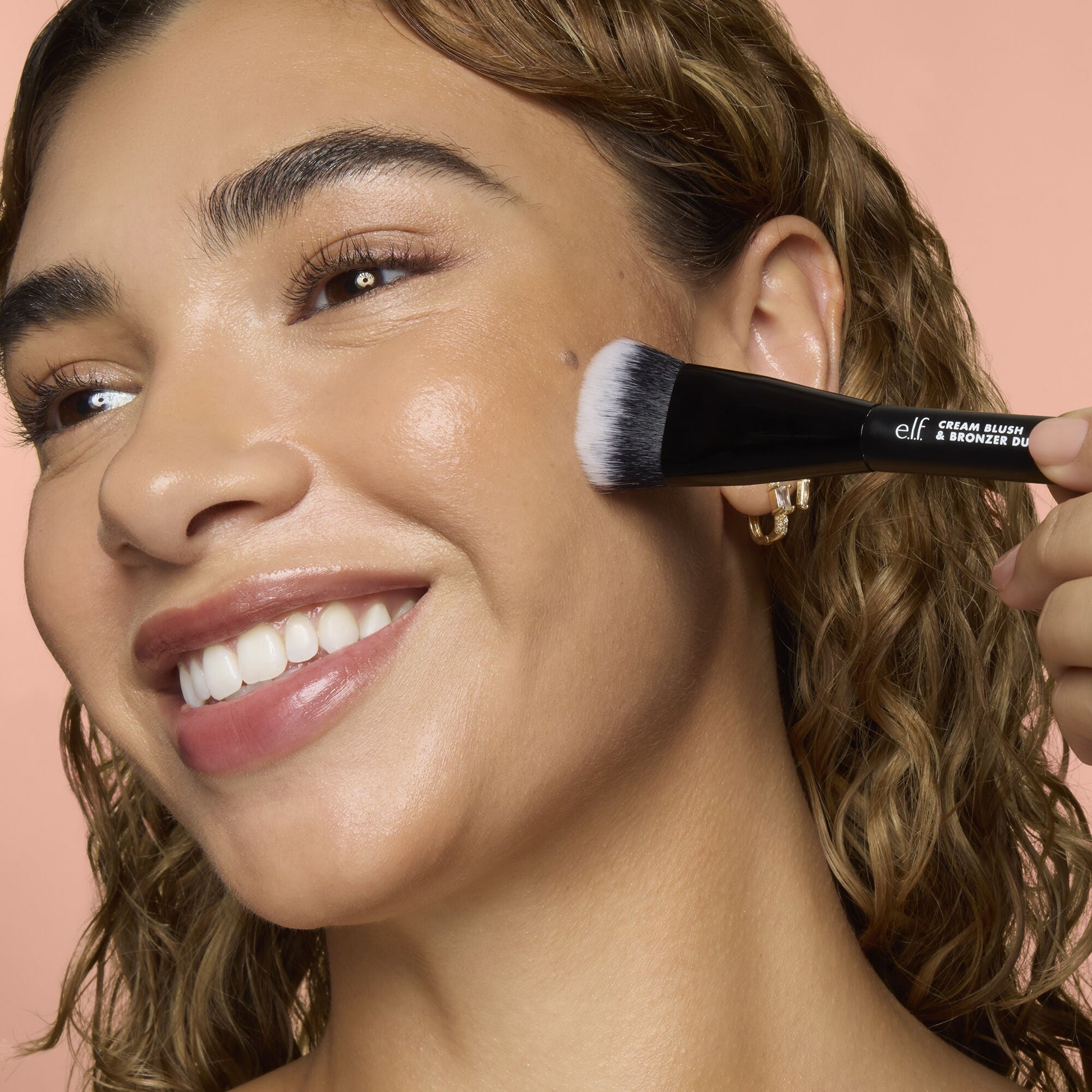 cream-blush-and-bronzer-duo-brush-t1 83857_CREAM_BLUSH_BRONZER_DUO_BRUSH_Q4_Alyssa_0173_V4_388aa08a-f9a4-4160-ae36-d9cdde1f6141.jpg