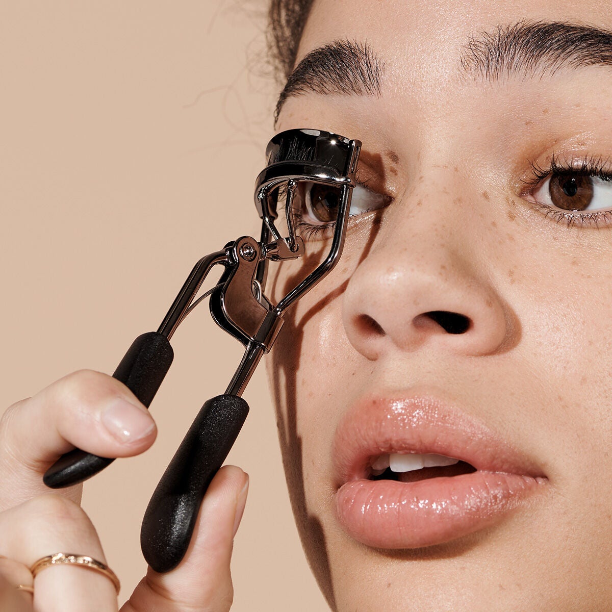 pro-eyelash-curler-g9 84067_ProEyelashCurler_Model.jpg