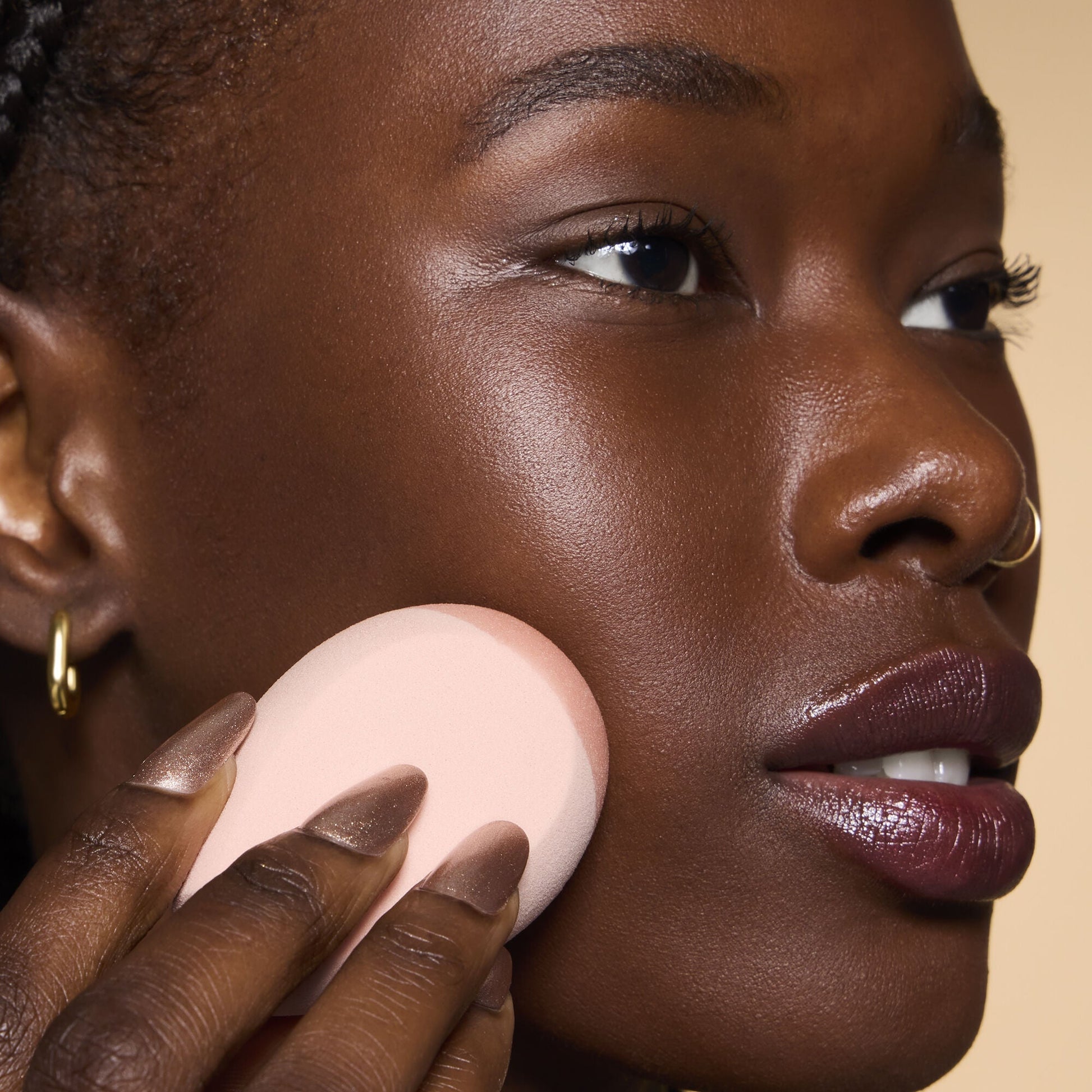 halo-glow-angled-silicone-face-sponge-s4 84235_HALO_GLOW_ANGLED_SILICONE_FACE_SPONGE_BILLIE_0078_V3.jpg