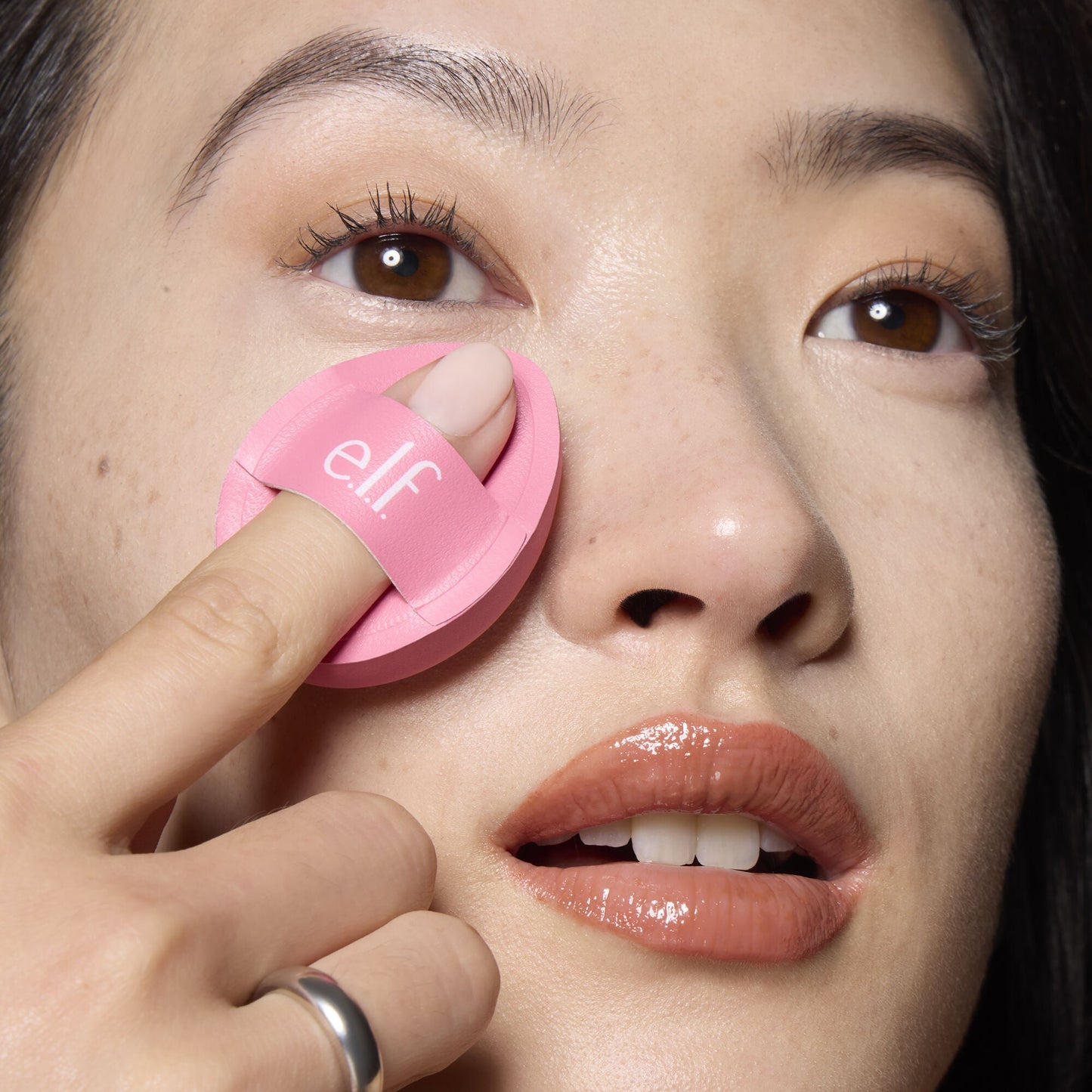 pillow-puff-concealer-sponge-x3 85120_MOM_PILLOW_PUFF_CONCEALER_SPONGE_TOOL_SHOT_SAKURA_V1_0095_V3.jpg